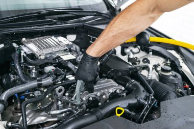 Bakım ayrıntılı, motor sıcak buharla temizlik araba. Yüksek basınçlı yıkama. İstasyonda yıkama. Araba yıkama kavramı. Araba ayrıntılı. Bir adam temizlik araba. Temizlik işçisi. Köpük ve bir fırça ile motor Temizleme