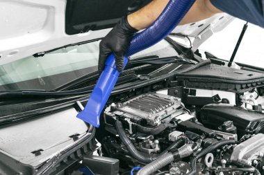 Bakım ayrıntılı, motor sıcak buharla temizlik araba. Yüksek basınçlı yıkama. Araba yıkama kavramı. Araba ayrıntılı. Bir adam temizlik araba. Temizlik işçisi. Köpük ve bir fırça ile motor Temizleme