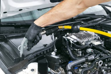 Bakım ayrıntılı, motor sıcak buharla temizlik araba. Yüksek basınçlı yıkama. Araba yıkama kavramı. Araba ayrıntılı. Bir adam temizlik araba. Temizlik işçisi. Köpük ve bir fırça ile motor Temizleme