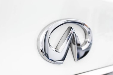 Sankt-Petersburg, Rusya, 22 Eylül 2018: Infiniti metalik logo closeup görüntülenen Infiniti araba. Infiniti araba detayını. Araba Detaylandırma