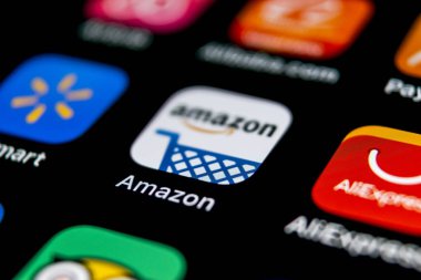 Sankt-Petersburg, Rusya, 29 Eylül 2018: Amazon alışveriş uygulama simgesine Apple iphone X ekran yakın çekim. Amazon alışveriş app simgesi. Amazon mobil uygulama. Sosyal medya ağı