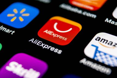 Sankt-Petersburg, Rusya, 30 Eylül 2018: Aliexpress uygulama simgesi Apple iphone X smartphone ekranda. Aliexpress app simgesi. Aliexpress.com popüler e-ticaret uygulaması var. Sosyal medya simge