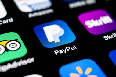 Sankt-Petersburg, Rusya, 30 Eylül 2018: Paypal uygulama simgesi üzerinde Apple iphone X smartphone ekran yakın çekim. PayPal app simgesi. PayPal bir online elektronik finans ödeme sistemidir.