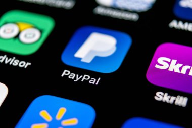 Sankt-Petersburg, Rusya, 30 Eylül 2018: Paypal uygulama simgesi üzerinde Apple iphone X smartphone ekran yakın çekim. PayPal app simgesi. PayPal bir online elektronik finans ödeme sistemidir.