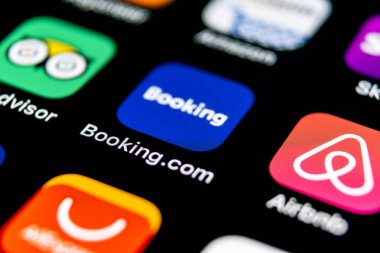 Sankt-Petersburg, Rusya, 30 Eylül 2018: Booking.com uygulama simgesi üzerinde Apple iphone X ekran yakın çekim. Rezervasyon app simgesi. Booking.com. sosyal medya app. sosyal ağ
