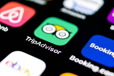 Sankt-Petersburg, Rusya, 30 Eylül: Tripadvisor uygulama simgesi üzerinde Apple iphone X ekran yakın çekim. TripAdvisor.com app simgesi. Sosyal medya ağı. Sosyal medya uygulaması