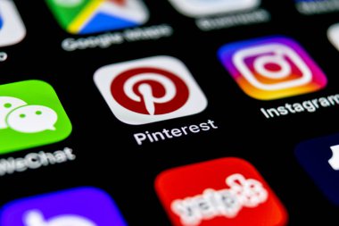 Sankt-Petersburg, Rusya, 30 Eylül 2018: Pinterest uygulama simgesi Apple iphone X smartphone ekranda. Pinterest app simgesi. Pinterest popüler Internet sosyal ağdır. Sosyal medya simge