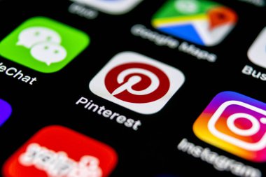 Sankt-Petersburg, Rusya, 30 Eylül 2018: Pinterest uygulama simgesi Apple iphone X smartphone ekranda. Pinterest app simgesi. Pinterest popüler Internet sosyal ağdır. Sosyal medya simge