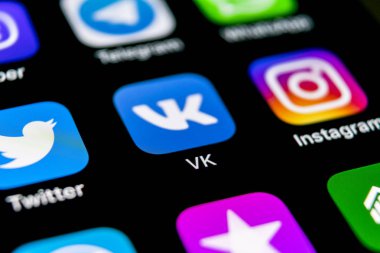 Sankt-Petersburg, Rusya, 30 Eylül 2018: Vkontakte uygulama simgesi üzerinde Apple iphone X ekran yakın çekim. VK app simgesi. VKontakte mobil uygulama. Sosyal medya ağı. Sosyal medya simge