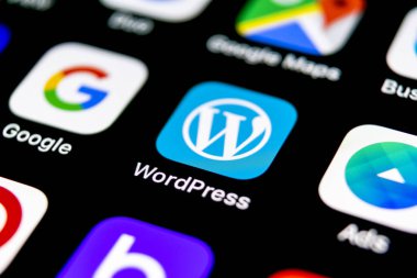 Sankt-Petersburg, Rusya, 30 Eylül 2018: Wordpress uygulama simgesi üzerinde Apple iphone X ekran yakın çekim. WordPress app simgesi. WordPress.com uygulama. Sosyal ağ