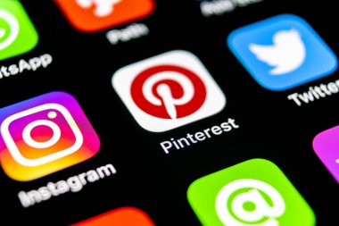 Sankt-Petersburg, Rusya, 30 Eylül 2018: Pinterest uygulama simgesi Apple iphone X smartphone ekranda. Pinterest app simgesi. Pinterest popüler Internet sosyal ağdır. Sosyal medya simge