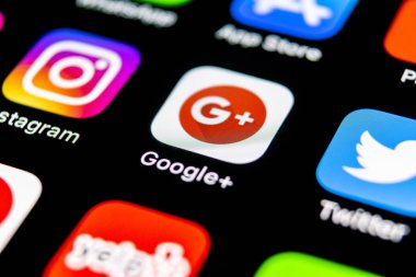 Sankt-Petersburg, Rusya, 30 Eylül 2018: Google uygulama simgesi üzerinde Apple iphone X smartphone ekran yakın çekim artı. Google plus app simgesi. Google +. Sosyal medya simge. Sosyal ağ
