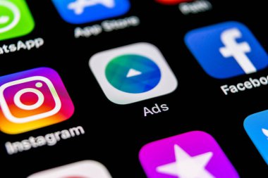 Sankt-Petersburg, Rusya, 30 Eylül 2018: Facebook reklamları uygulama simgesi üzerinde Apple iphone X ekran yakın çekim. Facebook iş app simgesi. Facebook reklamları mobil uygulama. Sosyal medya ağı