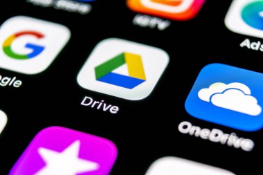 Sankt-Petersburg, Rusya, 30 Eylül 2018: Google sürücü uygulama simgesi üzerinde Apple iphone X ekran yakın çekim. Google götürmek kutsal kişilerin resmi. Google sürücü uygulama. Sosyal medya ağı