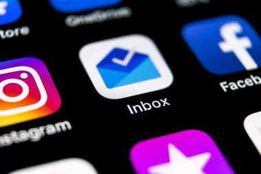 Sankt-Petersburg, Rusya, 30 Eylül 2018: Google gelen kutusu tarafından Gmail uygulama simgesi üzerinde Apple iphone X smartphone ekran yakın çekim. Google gelen kutusu app simgesi. Sosyal ağ. Sosyal medya simge