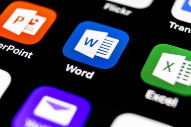 Sankt-Petersburg, Rusya, 30 Eylül 2018: Microsoft Word uygulama simgesi üzerinde Apple iphone X ekran yakın çekim. Microsoft office word simgesini. Microsoft office üstünde hareket eden telefon. Sosyal medya