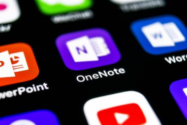 Sankt-Petersburg, 30 Eylül 2018: Microsoft Onenote office uygulama simgesini Apple iphone X ekran yakın çekim. Microsoft bir not app simgesi. Microsoft Onenote uygulama. Sosyal medya ağı