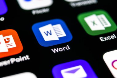 Sankt-Petersburg, Rusya, 30 Eylül 2018: Microsoft Word uygulama simgesi üzerinde Apple iphone X ekran yakın çekim. Microsoft office word simgesini. Microsoft office üstünde hareket eden telefon. Sosyal medya