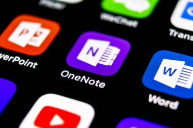 Sankt-Petersburg, 30 Eylül 2018: Microsoft Onenote office uygulama simgesini Apple iphone X ekran yakın çekim. Microsoft bir not app simgesi. Microsoft Onenote uygulama. Sosyal medya ağı