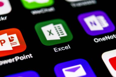 Sankt-Petersburg, 30 Eylül 2018: Microsoft Exel uygulama simgesi üzerinde Apple iphone X ekran yakın çekim. Microsoft office Exel app simgesi. Microsoft office üstünde hareket eden telefon. Sosyal medya