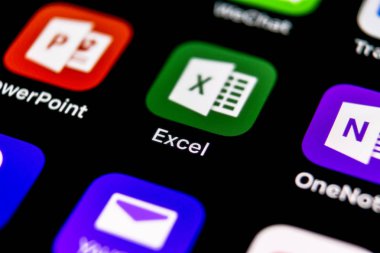 Sankt-Petersburg, 30 Eylül 2018: Microsoft Exel uygulama simgesi üzerinde Apple iphone X ekran yakın çekim. Microsoft office Exel app simgesi. Microsoft office üstünde hareket eden telefon. Sosyal medya
