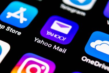 Sankt-Petersburg, Rusya, 30 Eylül 2018: Yahoo Mail uygulama simgesi üzerinde Apple iphone X smartphone ekran yakın çekim. Yahoo mail app simgesi. Sosyal ağ. Sosyal medya simge