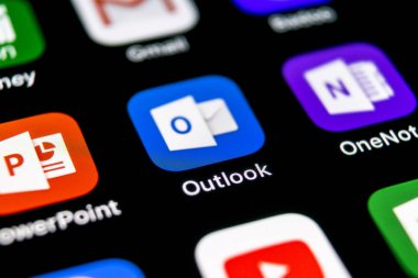 Sankt-Petersburg, Rusya, 30 Eylül 2018: Microsoft Outlook office uygulama simgesini Apple iphone X ekran yakın çekim. Microsoft outlook app simgesi. Microsoft Outlook uygulama. Sosyal medya ağı