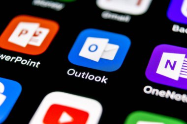 Sankt-Petersburg, Rusya, 30 Eylül 2018: Microsoft Outlook office uygulama simgesini Apple iphone X ekran yakın çekim. Microsoft outlook app simgesi. Microsoft Outlook uygulama. Sosyal medya ağı