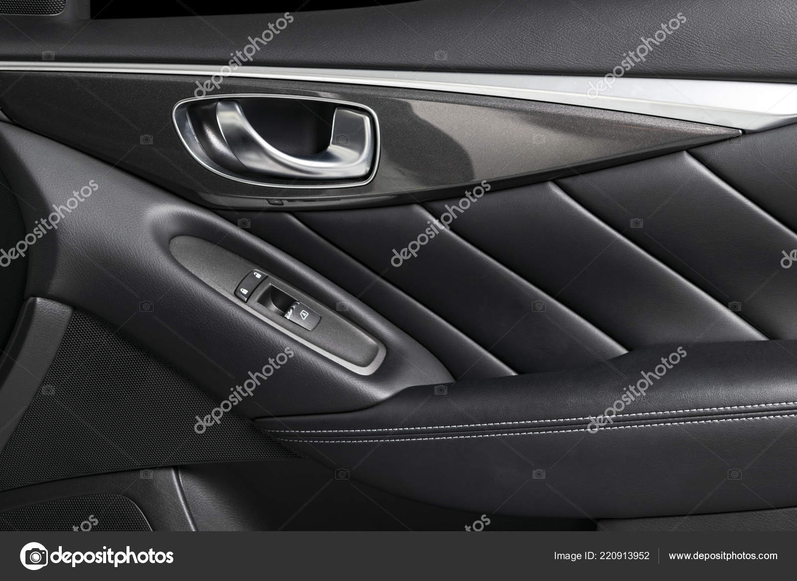 高級車のパワー ウィンドウ コントロール ボタンを使ってドアのハンドル ブラック パンチング レザー インテリアの高級モダンな車のステッチです 現代の車のインテリアの詳細 車の詳細 ストック写真 C Bigtunaonline