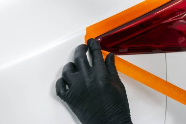 Araba Lehçe balmumu işçisi rearlights uygulanan koruyucu bant parlatma önce eller. Polisaj ve parlatma araba far. Araba Detaylandırma