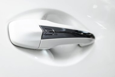 Beyaz bir araba modern kapı kolu. Araba ayrıntılı. Araba dış detayları. Closeup araba kapı kolu. Araba ekipman kavramı.