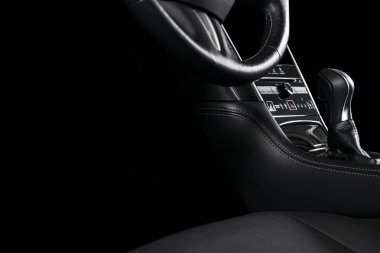 Modern lüks araba içinde. Prestij araba iç. Konforlu deri koltuklar. Siyah dikişli deri kokpit delikli. Direksiyon simidi ve gösterge tablosu. Otomatik vites düz vites. Araba Detaylandırma