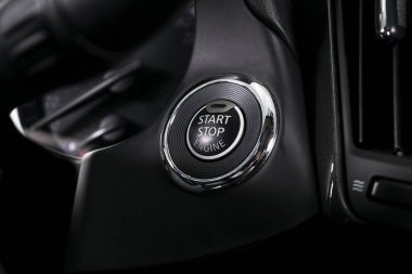 Araba Pano motoru Başlat Durdur düğmesini odaklı. Modern araba iç ayrıntılar. Araba Detaylandırma