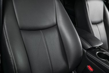 Modern lüks araba siyah deri iç. Dikişli deri oto koltuğu ayrıntılar bölümü. Prestij modern araba iç. Rahat delikli deri koltuklar. Siyah deri delikli. Araba Detaylandırma
