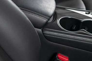 Modern lüks araba siyah deri iç. Dikişli deri oto koltuğu ayrıntılar bölümü. Prestij modern araba iç. Rahat delikli deri koltuklar. Siyah deri delikli. Araba Detaylandırma