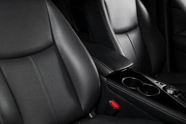 Modern lüks araba siyah deri iç. Dikişli deri oto koltuğu ayrıntılar bölümü. Prestij modern araba iç. Rahat delikli deri koltuklar. Siyah deri delikli. Araba Detaylandırma