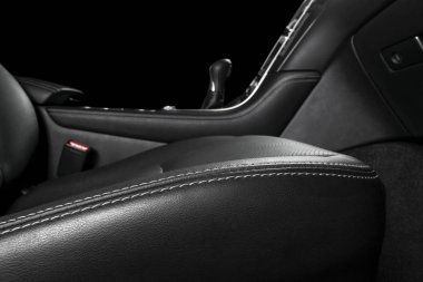 Modern lüks araba içinde. Prestij modern araba iç. Dikiş ile konforlu deri koltuklar. Siyah deri kokpit delikli. Direksiyon simidi ve gösterge tablosu. Otomatik vites düz vites. Araba Detaylandırma