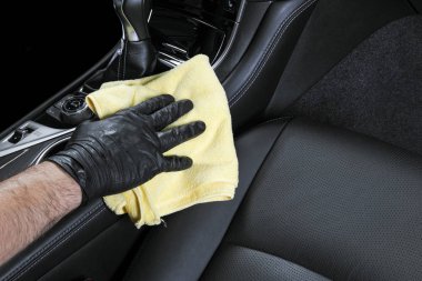 Mikrofiber bezle araba temizlik bir adam. Araba ayrıntılı. Kavram valeting. Seçici odak. Araba ayrıntılı. Süngerle Temizleme. Temizlik işçisi. Mikrofiber ve temizleme solüsyonu temizlemek için