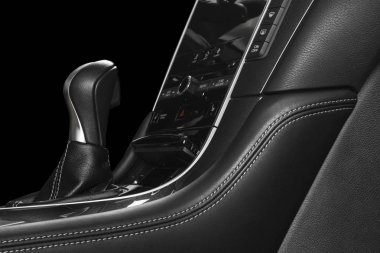 Modern lüks araba içinde. Prestij modern araba iç. Dikiş ile konforlu deri koltuklar. Siyah deri kokpit delikli. Direksiyon simidi ve gösterge tablosu. Otomatik vites düz vites. Araba Detaylandırma