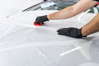 Araba kaydırma uzman vinil folyo ya da film araba koyarak. Koruyucu film araba. Koruyucu bir film çalışması için araçları ile araba uygulamak. Araba ayrıntılı. Şeffaf film. Araç boya koruma. Kırpma