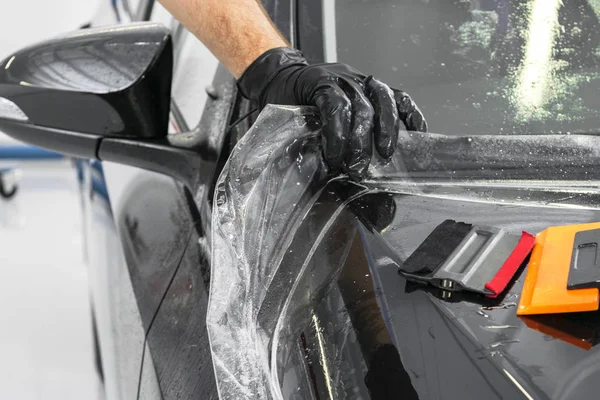 Especialista Envoltura Automóviles Poniendo Papel Vinilo Película Coche Película Protectora —  Fotos de Stock