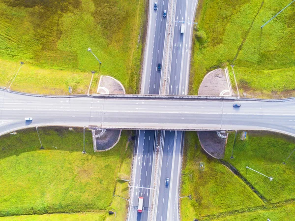 Luchtfoto Van Snelweg Stad Auto Die Het Viaduct Oversteken Snelwegknooppunt — Stockfoto