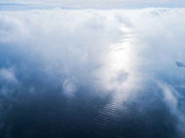 Mavi gökyüzünde havadan görünümü beyaz bulutlar. Üstten görünüm. Drone görüntüleyin. Hava kuş bakışı. Hava üstten görünüm cennet. Bulutlar doku. Yukarıdan görüntüleyin. Sunrise denize