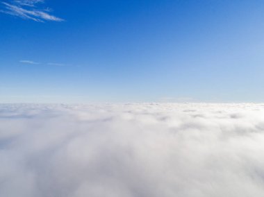 Mavi gökyüzünde havadan görünümü beyaz bulutlar. Üstten görünüm. Drone görüntüleyin. Hava kuş bakışı. Hava üstten görünüm cennet. Bulutlar doku. Yukarıdan görüntüleyin. Bulutlar üzerinde gündoğumu