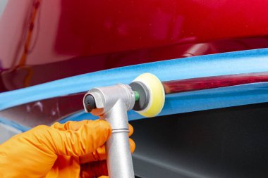 Araba Lehçe balmumu işçisi uygulanan koruyucu bant parlatma önce eller. Polisaj ve parlatma araba. Araba ayrıntılı. Adam elinde bir Parlatıcı tutar ve araba parlatır