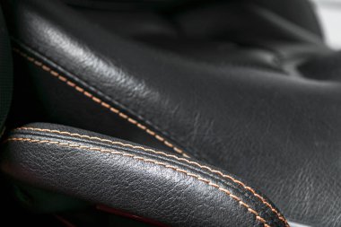 Modern lüks araba siyah deri iç. Kırmızı dikişli deri oto koltuğu ayrıntılar bölümü. Prestij modern araba iç. Rahat delikli deri koltuklar. Siyah deri delikli. Araba Detaylandırma
