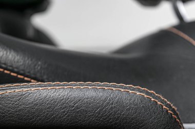 Modern lüks araba siyah deri iç. Kırmızı dikişli deri oto koltuğu ayrıntılar bölümü. Prestij modern araba iç. Rahat delikli deri koltuklar. Siyah deri delikli. Araba Detaylandırma
