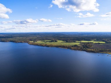 Sahil plaj, lagün ile hava görünümünü. Su ve kum kıyı şeridi. Manzara. Hava fotoğrafçılığı. Birdseye. Gökyüzü, bulutlar. Gökyüzü bulutlar çarpıcı. Gökyüzü manzara. 