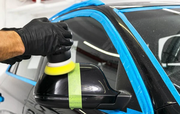 Carro Polonês Mãos Trabalhador Cera Aplicando Fita Protetora Antes Polir — Fotografia de Stock