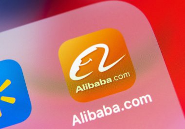 Sankt-Petersburg, Rusya, 5 Kasım 2018: Alibaba uygulama simgesi üzerinde Apple iphone X smartphone ekran yakın çekim. Alibaba app simgesi. Alibaba.com popüler e-ticaret uygulaması var. Sosyal medya simge